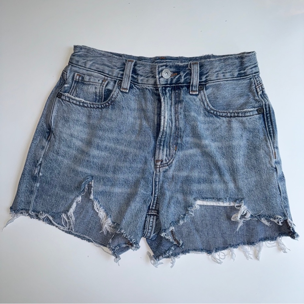 American Eagle Women’s Mom Jean Distressed‎ Denim Shorts Light Wash Size 0